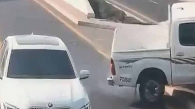 Dubai'de ani şerit değiştiren otomobil hafif ticari aracı yoldan çıkardı: polis 1000 dirhem ceza uyarısı yaptı