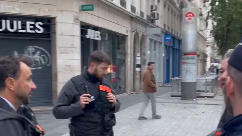 Lyon'da bütün gece dükkânını bekleyen esnaf belediye başkanına patladı