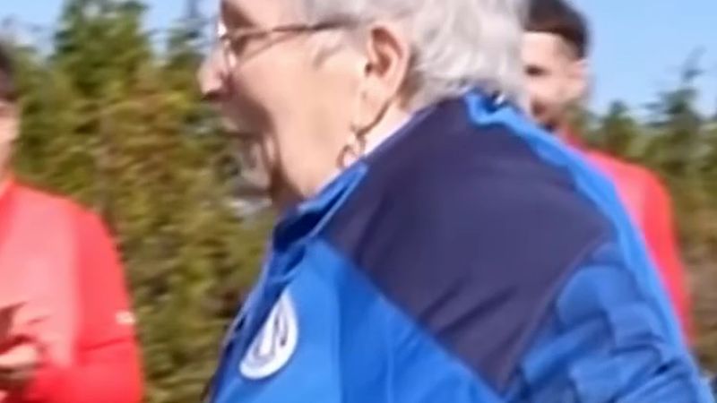 Loiret'de 85 yaşındaki 'futbol ninesi' Josiane yarım asırdır köy kulübünün formalarını yıkıyor