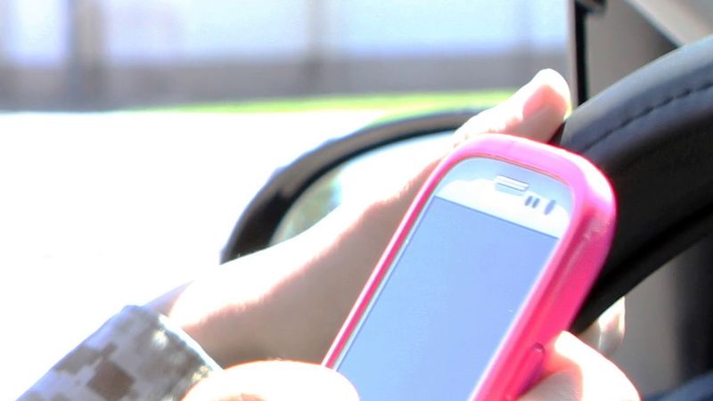 Fransa'da direksiyonda elde telefon: vali ehliyeti 6 aya kadar askıya alabiliyor