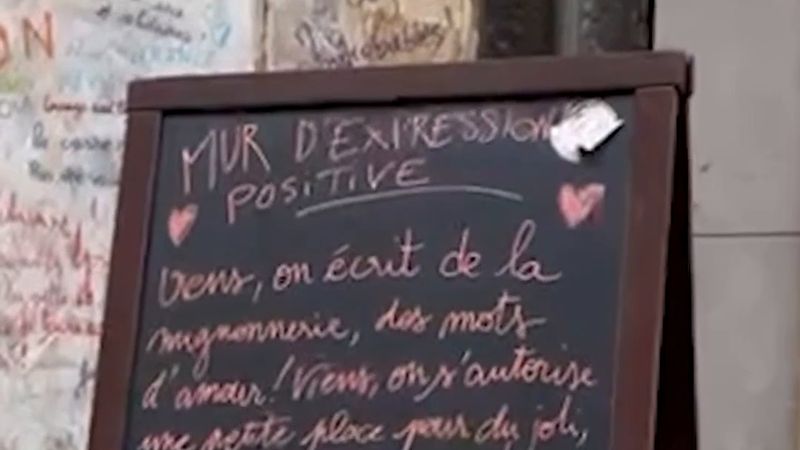 Lyon'da vitrini kırılan kalem dükkânı barikatını mesaj duvarına çevirdi