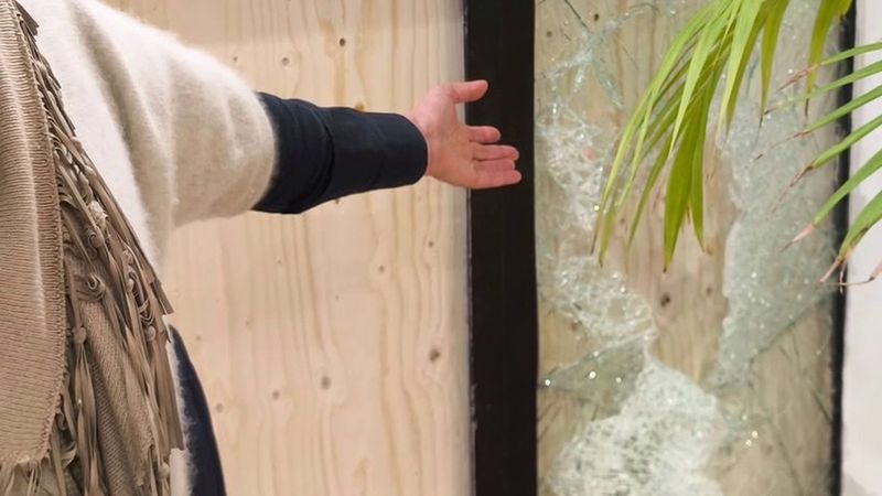 Quimper'de pişman genç, yağmada aldığı montu mağazaya geri getirdi
