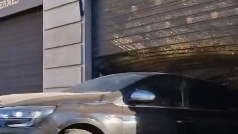 Dijon'da Hermès mağazasına arabayla dalan 3 şüpheli suçüstü yakalandı
