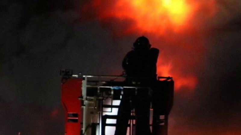 Fransa'da hamur işi fabrikası alevlere teslim oldu: 80'den fazla itfaiyeci seferber edildi