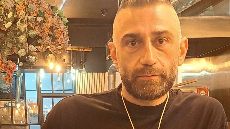 Paris'te dürümcü Ersin Agtas yağmaya karşı her gece dükkanında nöbet tutuyor