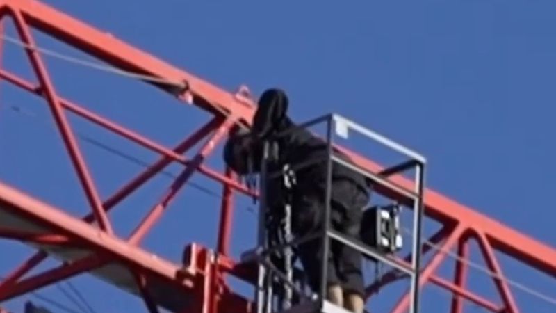 Fransa'da 40 metrelik vinç çökme tehlikesi yarattı: 150 kişi tahliye edildi