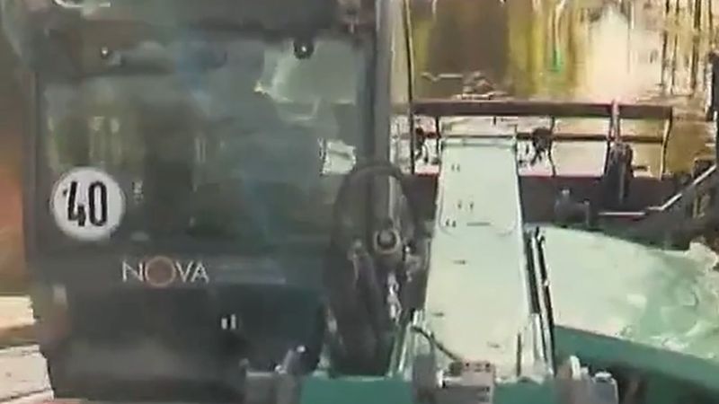 Entressen köyü selden bir gün sonra hâlâ su altında, içeri yalnız traktör girebiliyor