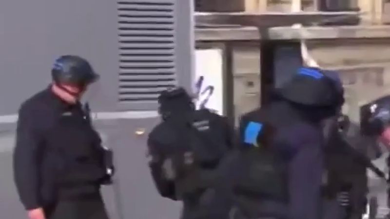 Paris'te polisin baygın halde sürüklediği gönüllü sağlıkçı için soruşturma açıldı