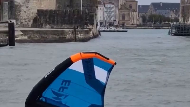 La Rochelle'de fırtınada wingfoil: eski limanın kanalında dalgaların üstünde süzüldü