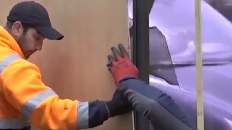 Paris'te lüks mağazalar 24 Ekim gösterileri öncesi vitrinleri tahtayla kapattı