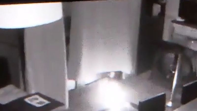 Mannheim'da kafeye atılan patlayıcının patladığı an kameraya yansıdı