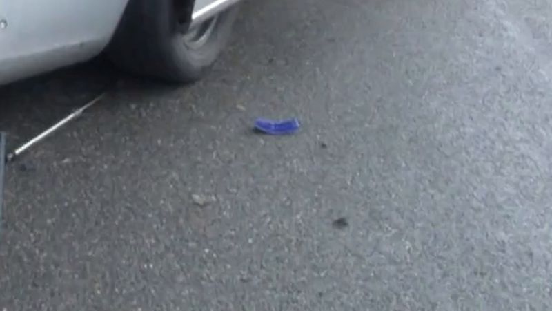 A3'te Hollanda yolundaki aile otomobili polis aracına çarptı