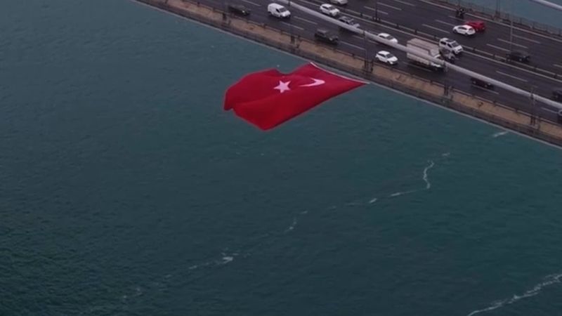 İstanbul'daki Fatih Sultan Mehmet Köprüsü'ne Cumhuriyet'in 103. yılı için Türk bayrağı asıldı