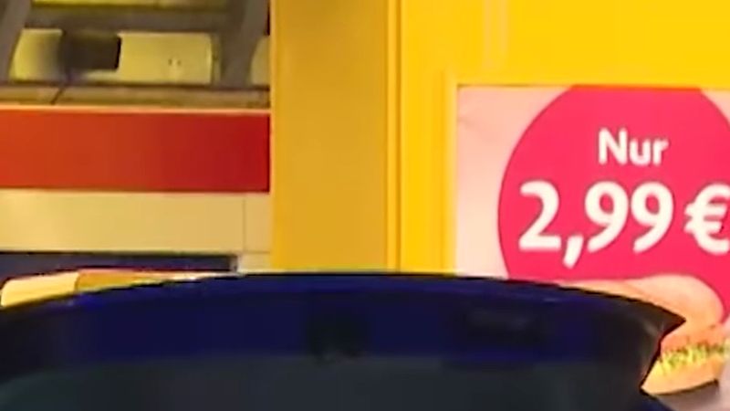 Hamburg-Harburg'da trafik kontrolünde arabadan dolu silah, beyzbol sopası ve bıçak çıktı