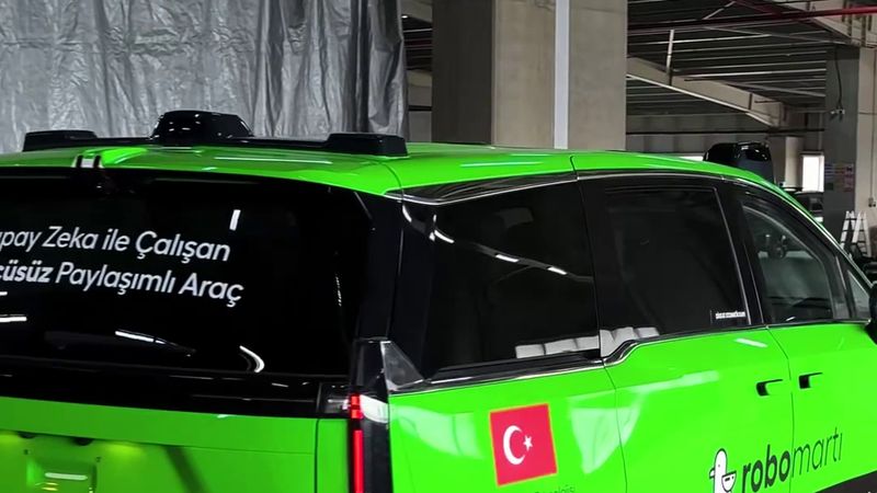 Martı'nın kurucusu Oğuz Alper Öktem sürücüsüz paylaşımlı araç Robomartı'yı tanıttı