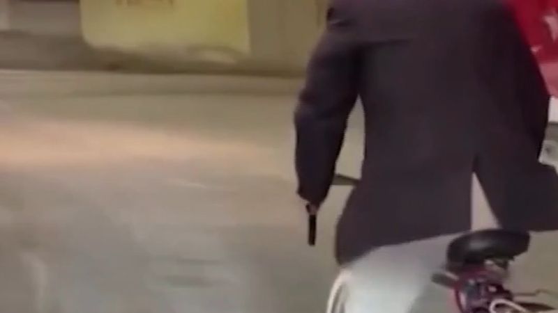 Iğdır'da 1000 araçlık Cumhuriyet konvoyuna bayraklı bisikletiyle katılan yaşlı vatandaş