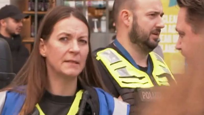 Köln'de Federal Polis tren üstüne tırmanan gençleri uyardı
