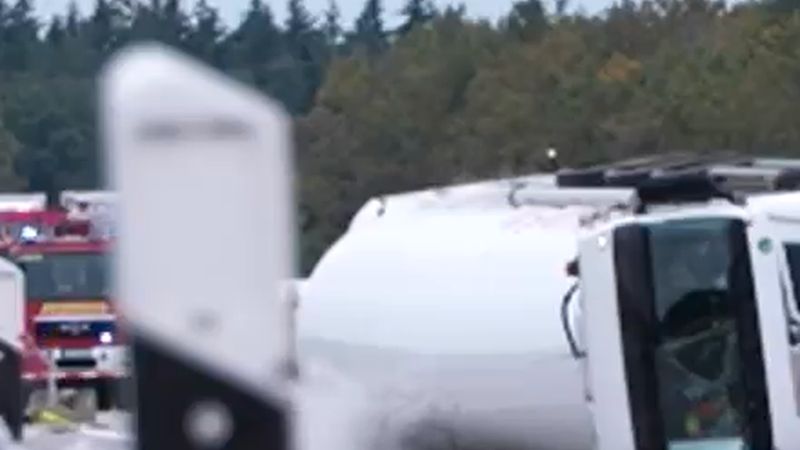A1'de azot yüklü tanker devrildi, otoban Bramsche-Rieste arası iki yönde kapandı