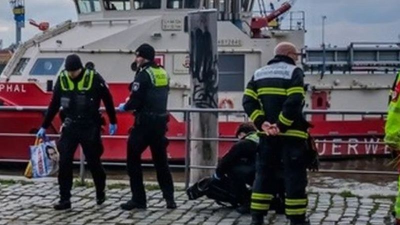 Hamburg'da Elbe'ye düştüğü düşünülen olta balıkçısı aranıyor