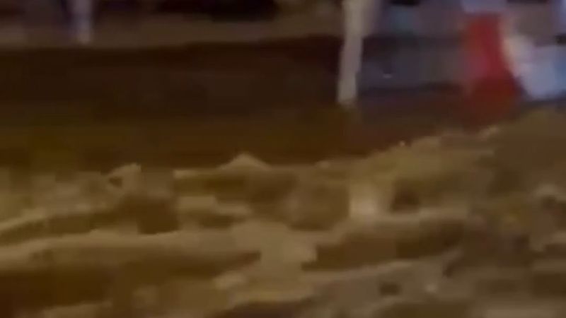 Antalya Demre'de akşam sağanağında dereler taştı, evleri ve seraları su bastı