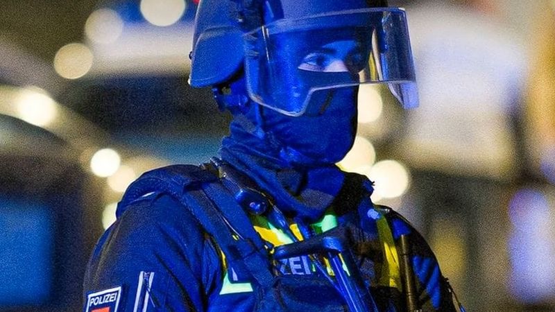 Neustadt am Rübenberge'de insan grubuna sürülen otomobile polis ateş açtı