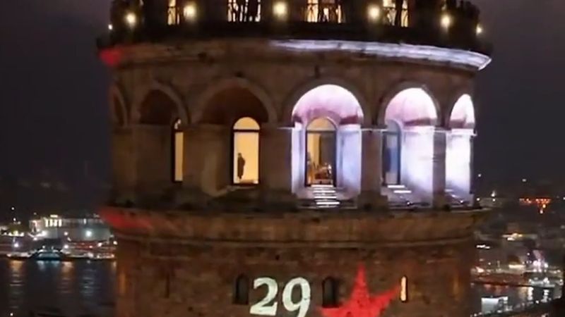 Galata Kulesi Cumhuriyet'in 103. yılında Atatürk'ün fotoğrafları ve ay yıldızla aydınlandı