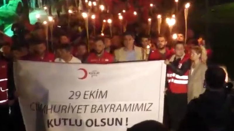 İzmir'de 29 Ekim fener alayı: meşale ve bayraklarla Cumhuriyet yürüyüşü