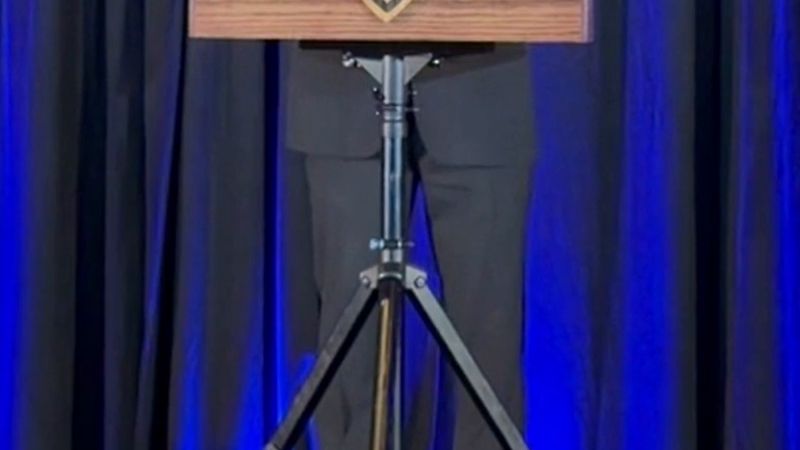 New York polisindeki Türk teğmen Ali Hammutoğlu, Müslüman polislerin ödül gecesinde Kur'an-ı Kerim okudu