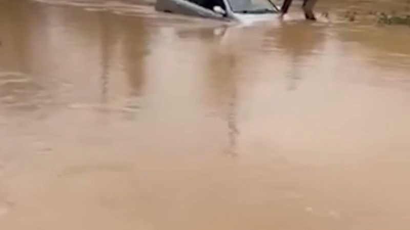 Şile Alacalı'da dere köprüyü çökertti, sürücü otomobilin üstüne çıkarak kurtuldu