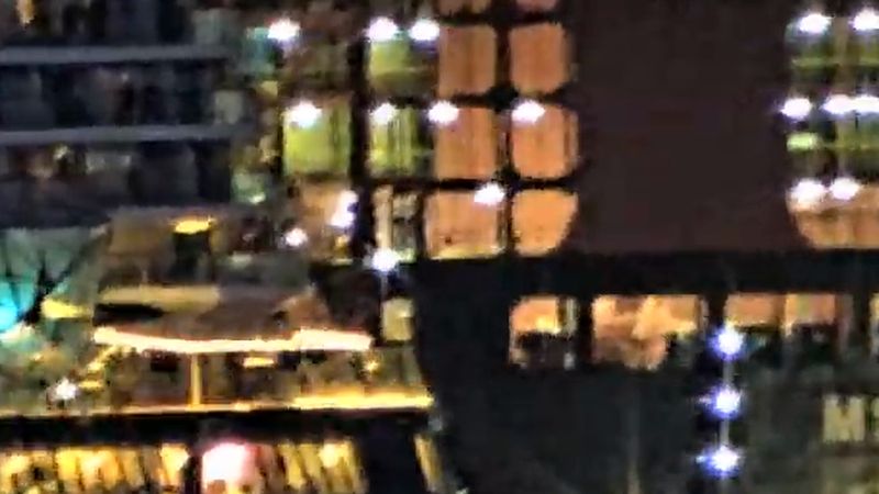 Mein Schiff 3 Bremerhaven'da fırtınada konteyner gemisine çarptı