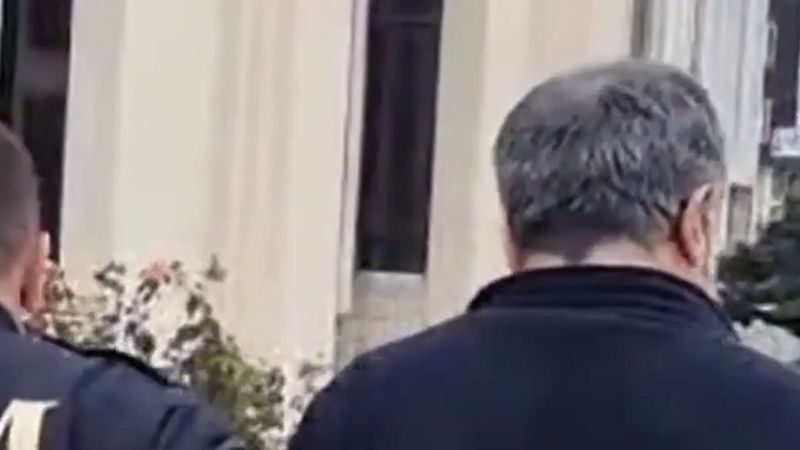 Balıkesir'de Atatürk'e ve Türk bayrağına hakaret iddiasıyla öğretmen tutuklandı