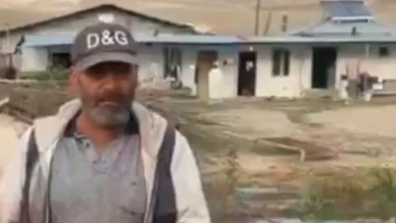Sivas'ta köprü yıkılınca baba, özel gereksinimli oğlunu her gün sırtında ırmaktan geçiriyor