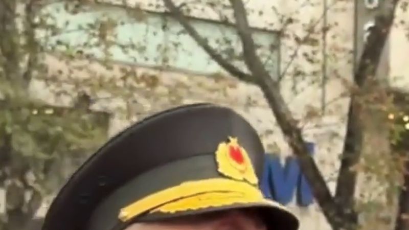 Ankara'da 29 Ekim'de Tümgeneral Emre Tayanç gençlere bayrak dağıtıp sigarayı bırakmalarını istedi