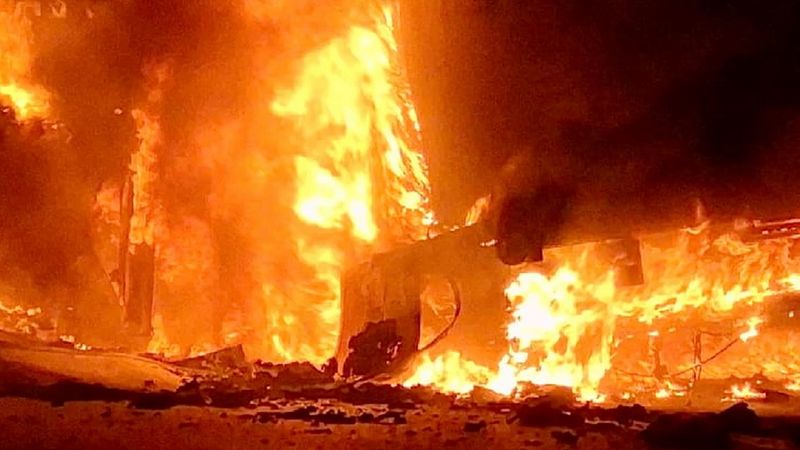 Berlin yakınlarında ayran yüklü tır otobanda alev alev yandı