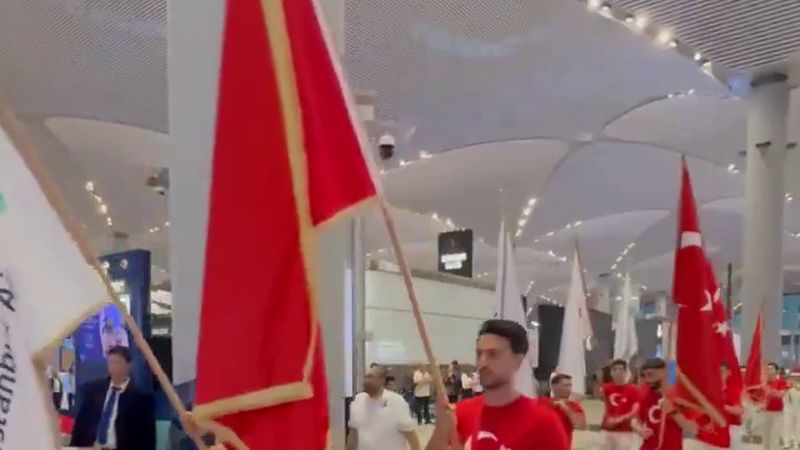 İstanbul Havalimanı'nda 29 Ekim coşkusu: terminalde bayraklı kortej