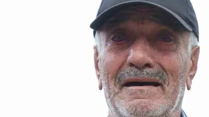 Elazığ'da minikler “Ölürüm Türkiyem” söyledi, yaşlı adam gözyaşlarını tutamadı