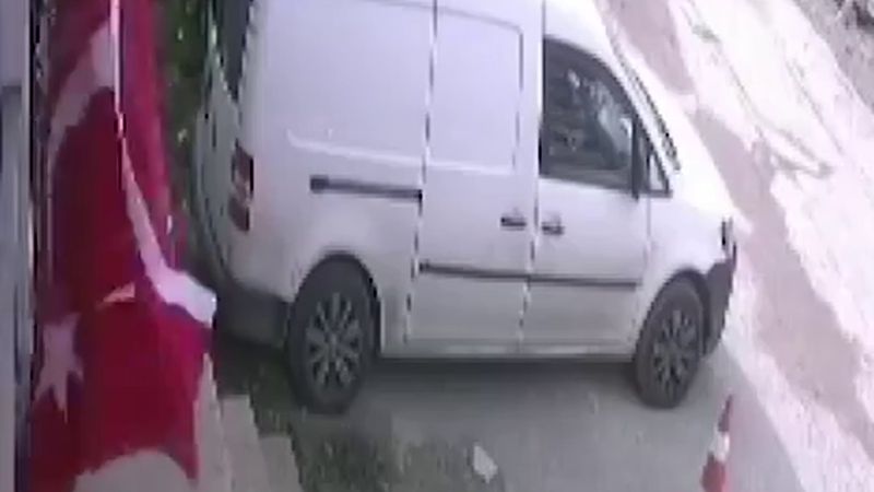 İzmir Bornova'da balkondan düşen Türk bayrağını yoldan geçen genç katlayıp evin kapısına astı