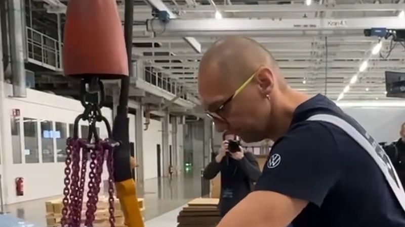 Volkswagen Zwickau fabrikasında eski arabaları sökmeye başladı