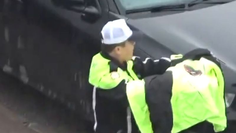 Samsun'da trafik polisi yaralı kadını yeleğiyle yağmurdan korudu