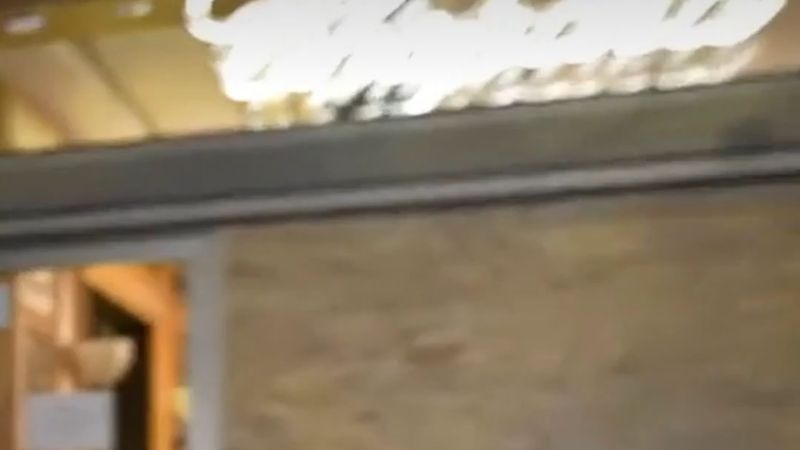 Berlin Kurfürstendamm'da lüks mağazalar Z kuşağı protestoları öncesi vitrinlerini tahtayla kapattı