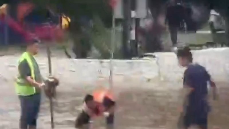 Turuncu kodlu uyarı verilen Mersin'de sağanak sokakları göle çevirdi