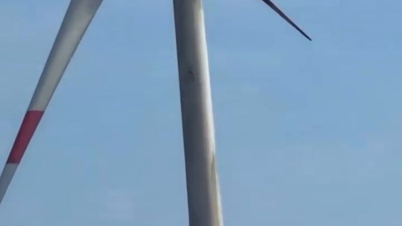 Aydın Söke'de rüzgar türbini alev alev yandı, kopan parçalar tarlalara düştü