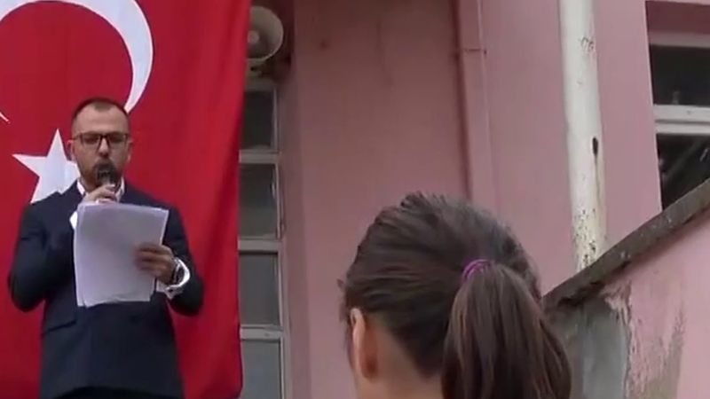 Tek öğrencili okulda 29 Ekim: Öğretmen Fatih Yalçınkaya ve tek öğrencisi Cumhuriyet'in 103'üncü yılını kutladı