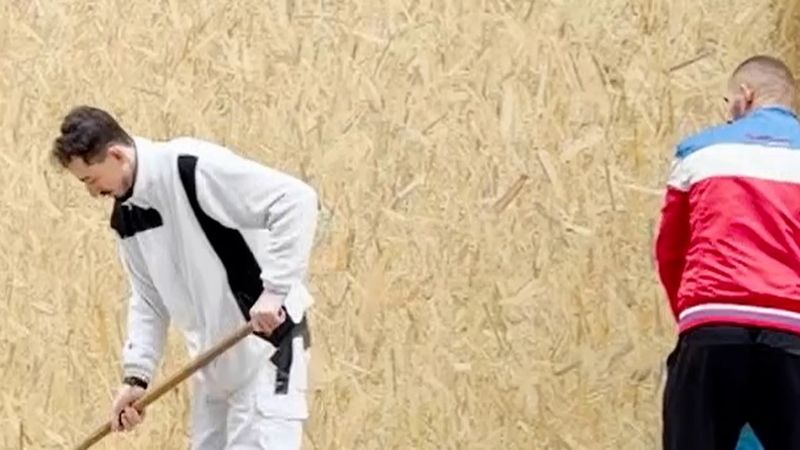 Hamburg şehir merkezinde lüks mağazalar Cumartesi beklenen Z kuşağı eylemi öncesi vitrinlerini tahtayla kapatıyor