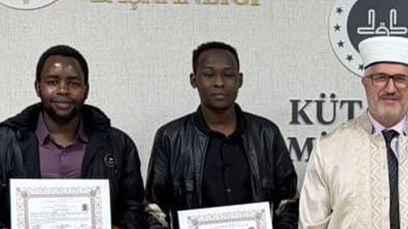 Kütahya'da porselen fabrikasında çalışan 3 Kenyalı Müslüman oldu