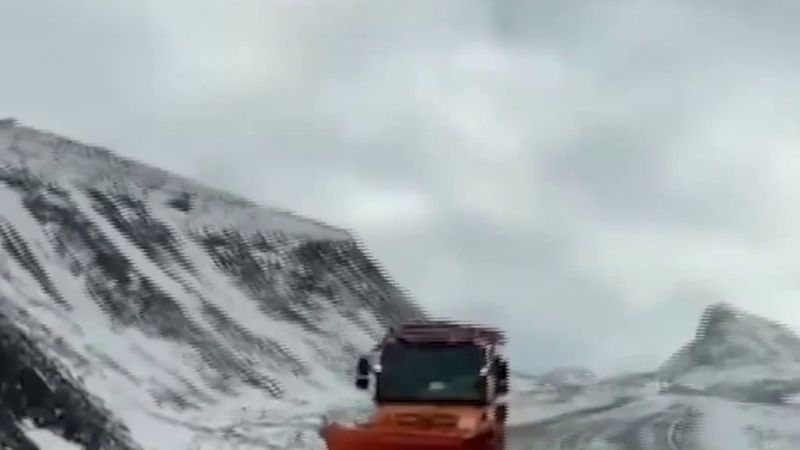 Van'da 3 bin rakımlı Karabet Geçidi mevsimin ilk karıyla beyaza büründü