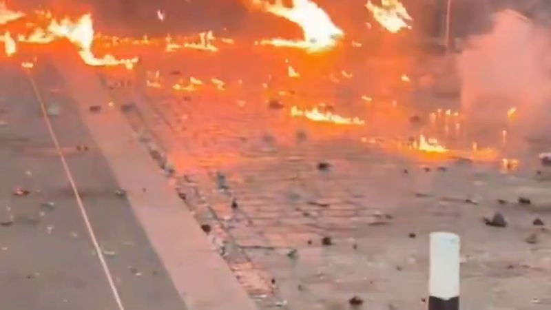 Paris'te polise atılan molotof kokteyli çevik kuvvet polisini alevler içinde bıraktı