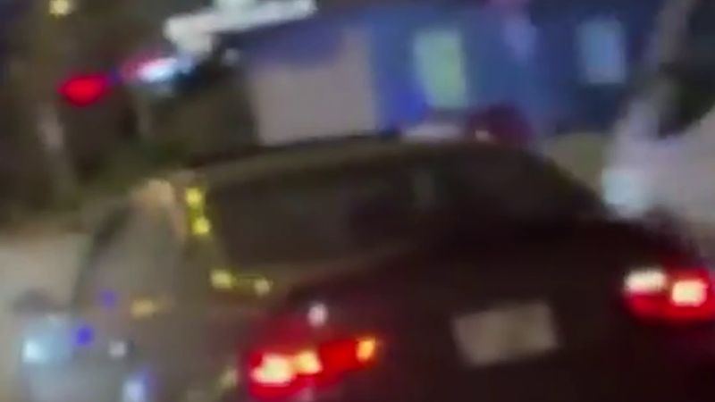 Beylikdüzü'nde drift yapan sürücü park halindeki 3 otomobile çarpıp kaçtı