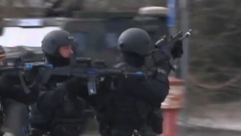 Münih yakınındaki Kirchheim'da 26-30 Ekim polis tatbikatı, patlama sesleri duyulabilir
