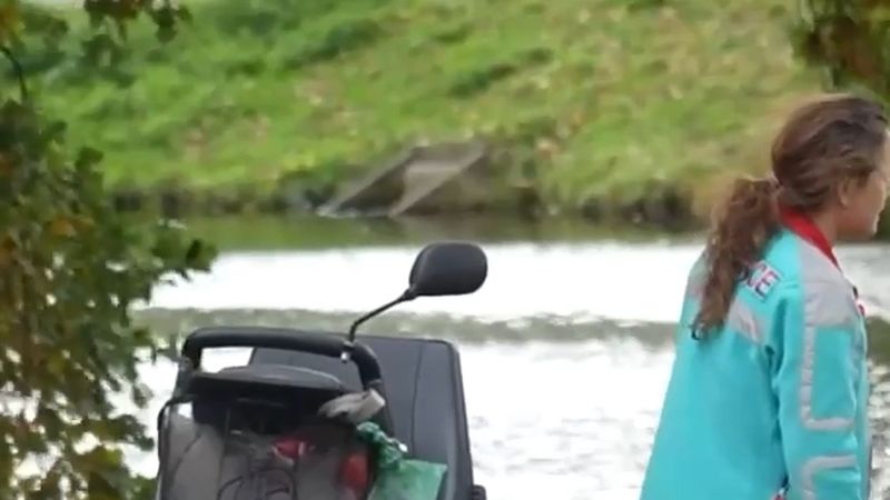 Arnhem'de yaşlı adam akülü aracıyla parktaki gölete düştü